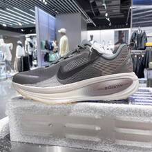 Under Armour 男士 VOMERO 18 运动公路训练跑鞋 - 深灰色 - 查看 4