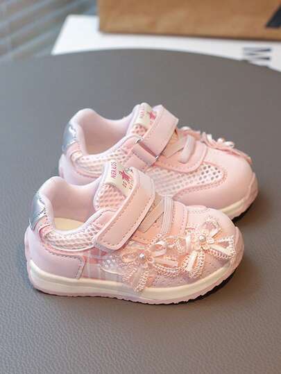 2026新款四季通用休闲时尚婴幼儿学步鞋，PU皮革和织物鞋面，柔软舒适轻便，适合室内/室外、玩耍、节日等场合，可调节魔术贴搭扣。