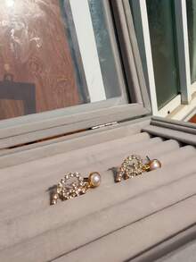 2只镶满水钻的时尚精致女士耳环，珍珠镶嵌，四季皆宜，附防氧化包装盒 - 金色 - 查看 4