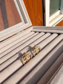 2只镶满水钻的时尚精致女士耳环，珍珠镶嵌，四季皆宜，附防氧化包装盒 - 金色 - 查看 5