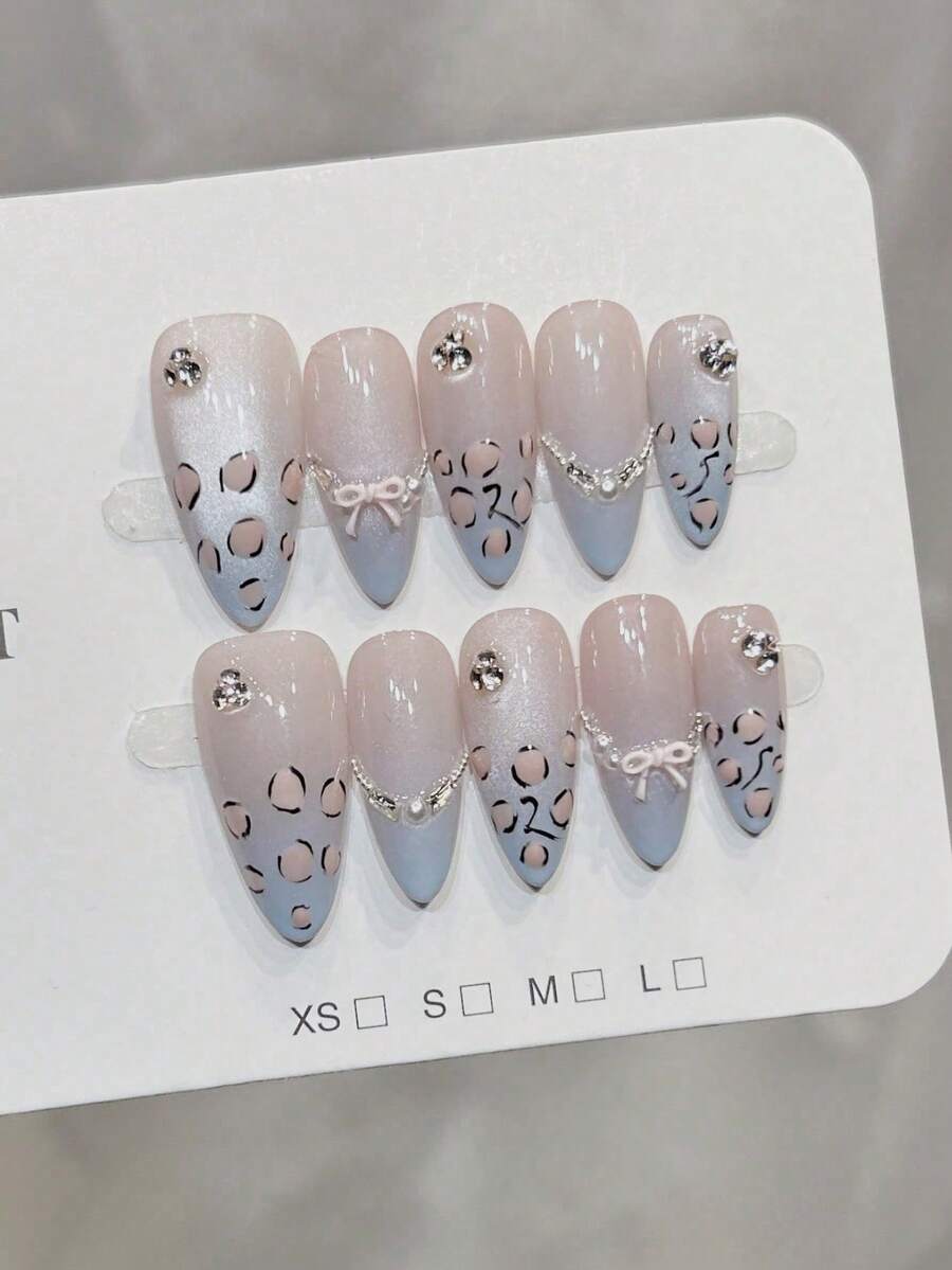 10 móng tay giả thủ công hình hạnh nhân, móng acrylic dán cỡ trung bình, phong cách tối giản màu hồng nude, móng kiểu Pháp gradient xanh dương, vẽ tay các đường kẻ bất đối xứng họa tiết da báo, đính đá nhỏ hình chuỗi kim cương và nơ, móng giả cá tính, thanh lịch, đơn giản, thích hợp cho ngày Valentine, dự tiệc, hẹn hò, đi biển, nghỉ dưỡng nhiệt đới, tự làm móng nghệ thuật phù hợp cho phụ nữ và bé gái làm quà tặng, dụng cụ làm móng thủ công. - Nhiều màu - Xem 1