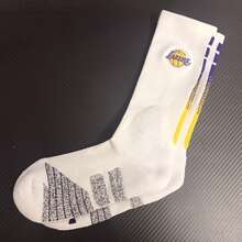Conjunto de 3 pares de meias de basquete cano alto bordadas do Los Angeles Lakers da NBA, feitas de fibra de poliéster espessa de 100g com absorção de impacto, adequadas para treino e uso diário. - Branco - Ver 5