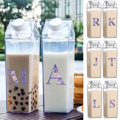 1000ml Botella de agua de cartón de leche Botellas cuadradas de plástico transparente Jarra de bebida a prueba de fugas Botella de agua deportiva de gran capacidad para viajes y campamentos Taza para jugo, té y leche para el hogar y exteriores Patrón inicial con 26 letras