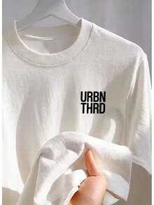 Esta camiseta unisex estampada presenta el logotipo de la marca y un diseño divertido. Hecha con una mezcla de telas, es cómoda, transpirable y versátil. Con una excelente relación calidad-precio, es el regalo perfecto para amigos y familiares. - Blanco - Ver 1