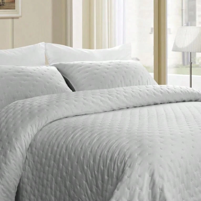 Quilted Bedspread + 2 Pillowcases, Printed For Spring, Summer, Autumn And Winter. 100% Microfiber, 150 X 150 Cm. - Grey - View 1