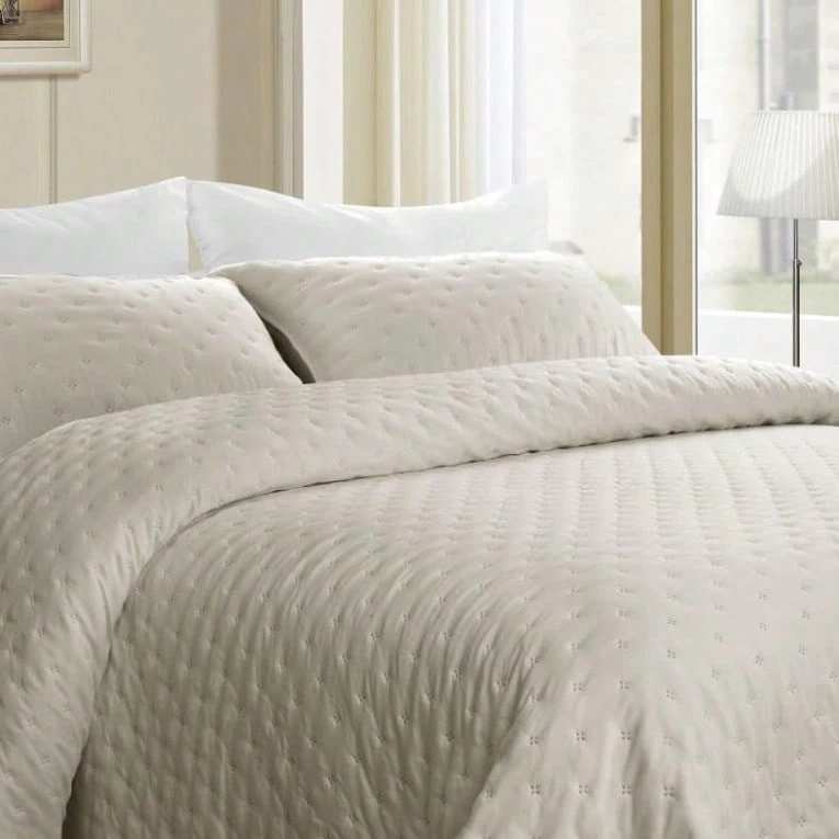 Quilted Bedspread + 2 Pillowcases, Printed For Spring, Summer, Autumn And Winter. 100% Microfiber, 150 X 150 Cm. - Beige - View 1