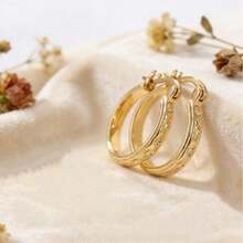 Pendientes de mujer hechos a mano con textura de cobre vintage, pendientes redondos minimalistas de moda, pendientes elegantes para uso diario - Dorado - Ver 1