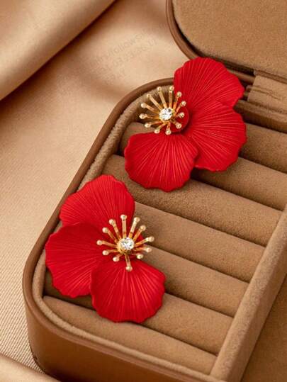 一对时尚优雅的奢华水晶花朵耳钉，适合正式场合和派对佩戴