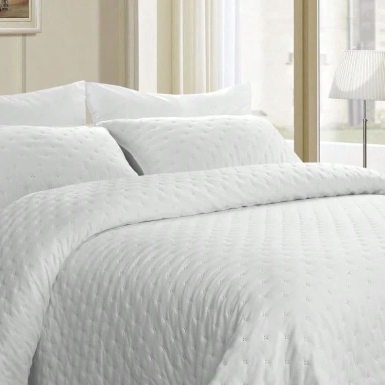 Quilted Bedspread + 2 Pillowcases, Printed For Spring, Summer, Autumn And Winter. 100% Microfiber, 150 X 150 Cm. - White - View 1