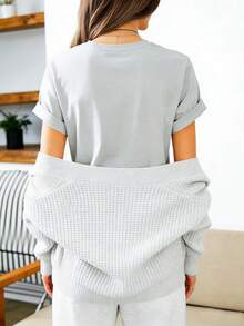 Disney Official Authorization | Women's Street Casual Short-Sleeve T-Shirt, Printed With The Iconic Character Heads Of , , , , And Daisy Duck, Featuring A Retro " & CO Est.1928" Design. Made Of Opaque Fabric, It Is Machine Washable, Versatile And Casual, And Suitable For Spring And Summer Wear. - Xám - Xem 2