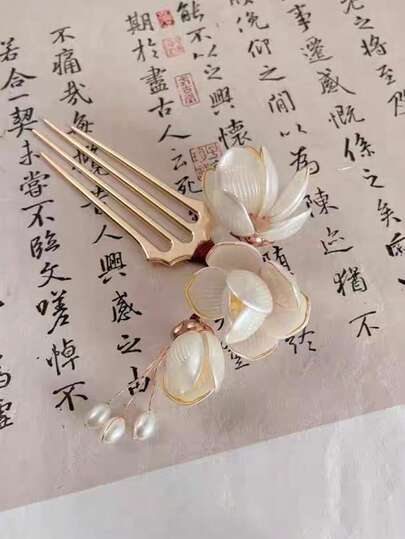 1个高档仿贝壳花发夹，手工精制U型花朵发夹，中国风女孩日常发饰，新娘伴娘头饰，百搭办公发饰