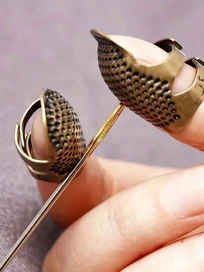 彩色缝纫顶针，配有可调节金属带，适合缝纫时保护指尖，防止针刺。小号 (S) 适合手指直径 1.3-1.5 厘米，中号 (M) 适合手指直径 1.5-1.8 厘米。