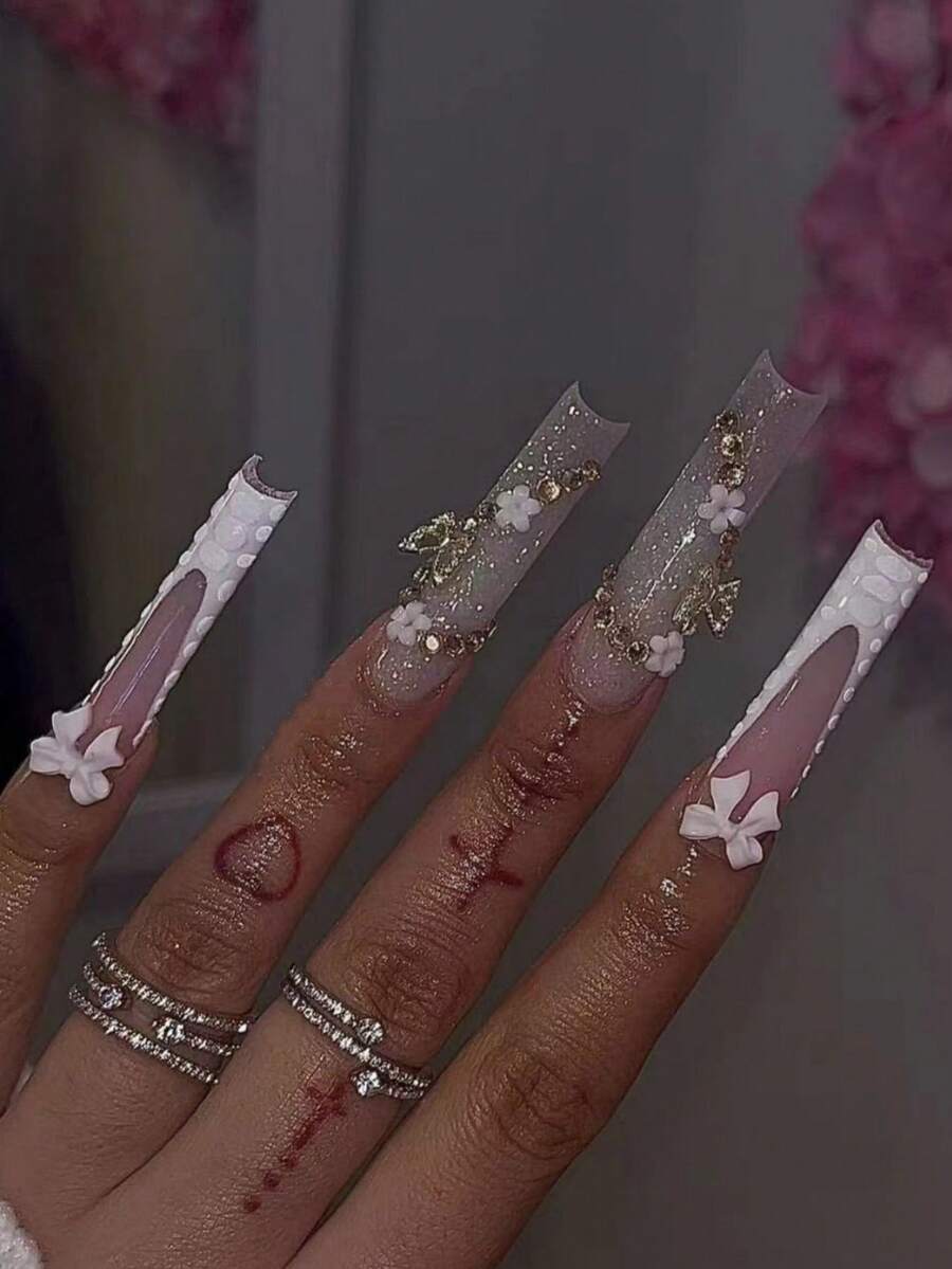 24片新款加长棺材形白色法式美甲，饰有心形水钻3D金色装饰，附赠1把指甲锉和1瓶果冻胶，提升您的优雅气质，适合度假、日常佩戴、上学、办公等场合。 - 白色 - 查看 1