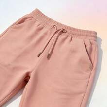 Estos pantalones deportivos de pierna recta están confeccionados en un tejido suave y ligero. Cuentan con una cinturilla elástica con cordón para un ajuste perfecto y bolsillos laterales, ideales para el día a día urbano o para looks informales. - gris - Ver 3