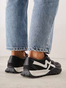 Zapatillas deportivas con suela estampada de forma abstracta y correas decorativas - Negro - Ver 4