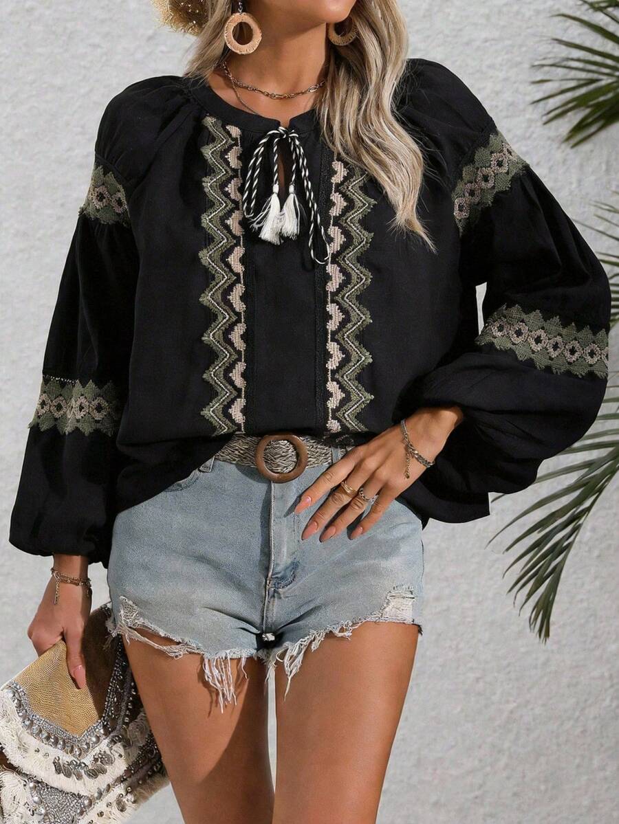 Áo kiểu nữ phong cách Bohemian màu đen thêu họa tiết, tay dài, vai rớt, cổ buộc dây. - màu đen - Xem 1