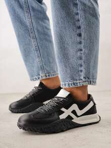 Zapatillas deportivas con suela estampada de forma abstracta y correas decorativas - Negro - Ver 2