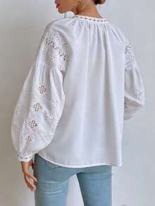 Blus i bohemisk stil med broderad knytringning och nedsänkt axel, långärmad och vanlig längd för kvinnor - Vitt - Visa 3