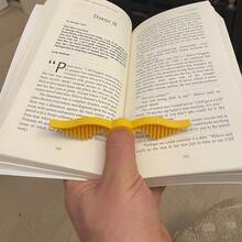 Apoio de Dedo p/ Leitura Ergonômico Pomo de Ouro Mantém Livro Aberto Leve e Confortável - Pomo de Ouro - Dourado - Visão 6