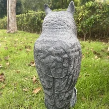 仿真猫头鹰诱饵，驱赶花园、屋顶和露台上的鸟类——稻草人提供天然的害虫控制——人道且双色的大角猫头鹰 - A - 查看 4