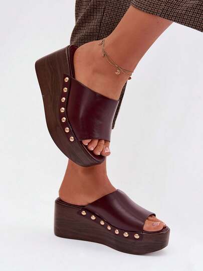 Sandalias de cuña y plataforma estables y cómodas para mujer, hechas de cuero sintético con tachuelas doradas Farinelle, perfectas para looks de verano de todos los días en negro, marrón y rojo