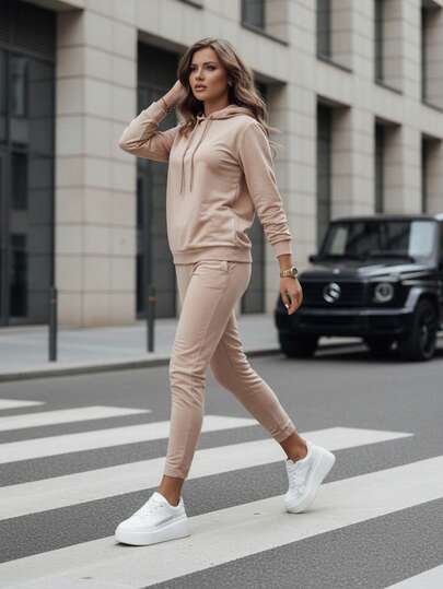 Dresy damskie, w tym bluzy z kapturem i spodnie; klasyczne dresy z kieszeniami; dwuczęściowe dresy bawełniane z regulowaną talią; dresy z elastycznymi mankietami i nogawkami.