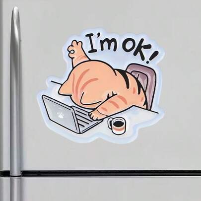 办公室猫咪装模作样冰箱贴：胖乎乎的橘色虎斑猫懒洋洋地趴在咖啡和笔记本电脑旁，无力地竖起大拇指——疲惫灵魂的共鸣冰箱装饰