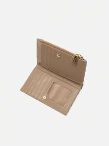 Monedero Metri Marrón con Estampado Geométrico: Diseño Compacto y Funcional con Cierre de Cremallera Dorada. Ideal para Mujeres que Buscan Estilo y Organización, Este Monedero de Misako Ofrece Múltiples Compartimentos para Tarjetas y Bolsillo Tipo Ventanilla. Perfecto para Adaptarse a Diferentes Estilos y Ocasiones. - Marrón - Ver 7
