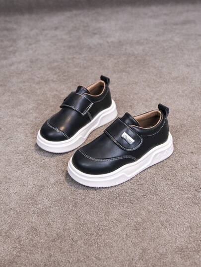 一双男女皆宜的2026新款儿童时尚魔术贴运动鞋，春季新款中国风套脚鞋，适合男孩和女孩，四季皆宜。