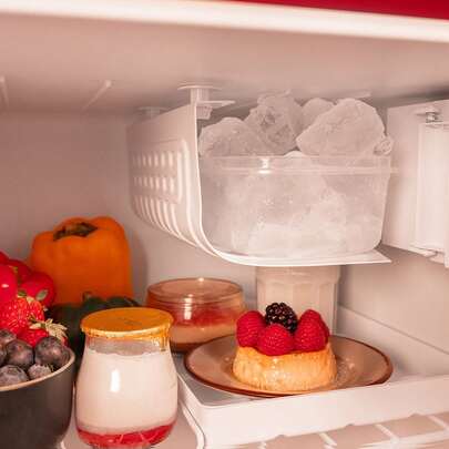  Cecotec Bolero CoolMarket TT Origin 45L: Mini Frigorífico Retro con Icebox para Hielo, Acabado Vintage y Tirador Cromado Gold, Ideal para Bebidas y Alimentos, Clase Energética E, Dimensiones Compactas para Espacios Pequeños, Rojo, Dale un Toque de Estilo a tu Cocina