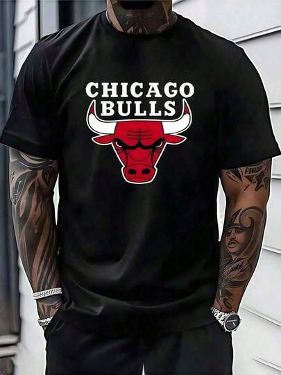 El toro rojo con mirada desafiante simboliza la fuerza la determinación y el espíritu competitivo de la ciudad de Chicago transmitiendo energía y pasión por el baloncesto en cada detalle camiseta de hombre% algodón cómoda y resistente para uso diario y fanáticos auténticos QICM