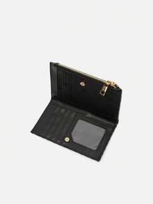 Monedero Metri Marrón con Estampado Geométrico: Diseño Compacto y Funcional con Cierre de Cremallera Dorada. Ideal para Mujeres que Buscan Estilo y Organización, Este Monedero de Misako Ofrece Múltiples Compartimentos para Tarjetas y Bolsillo Tipo Ventanilla. Perfecto para Adaptarse a Diferentes Estilos y Ocasiones. - Marrón - Ver 4