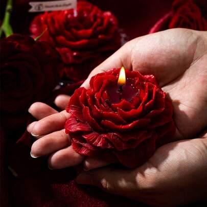 1支牡丹花造型香氛蜡烛，适合作为礼物送给女性朋友、同事和同学，优雅的香氛蜡烛，精美的个性化花香蜡烛装饰，非常适合节日、情人节，创意牡丹花造型香氛蜡烛纪念品。