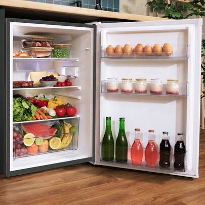  Cecotec Mini Frigorífico Bolero CoolMarket TT 133L Black - Gran capacidad 133L para bebidas y alimentos, diseño compacto y puerta reversible para cualquier espacio, Crisper Box para frutas y verduras frescas, luz LED para visibilidad interior, función Defrost automática, control de temperatura mecánico
