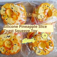 1 pieza Juguete Apretable en Forma de Rebanada de Piña - Juguete Antiestrés - Juguete para Apretar - Juguete Suave - Juguete Apretable - Juguete Fidget - Juguete de Costura - Juguete de Viaje - Juguete Fidget para el Aula - Mini Juguete de Baño - Pelota Antiestrés de Papelería Navideña, Regalo para Niños, Niñas, Día de San Valentín, Año Nuevo, Cumpleaños, Navidad, Halloween, Regalo Perfecto - Multicolor - Ver 3