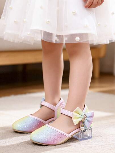 1双女童夏季新款高跟凉鞋，蝴蝶结装饰闪亮材质，舞鞋高跟鞋，甜美可爱水晶高跟公主鞋，适合女孩参加派对、晚宴、户外休闲和度假。