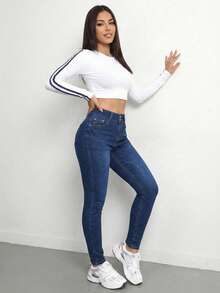 Pantalón Ajustado Negro de Talle Alto: Silueta Ceñida y Botonadura Frontal Decorativa, Denim Elástico para un Ajuste Cómodo y Versátil. - Azul H2VA24 - Ver 2