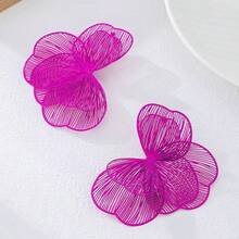 Boucles d'oreilles élégantes et exagérées pour le marché européen et américain, boucles d'oreilles de luxe de niche avec fleurs creuses à gauche et à droite pour femmes - des boucles d'oreilles - Voir 5