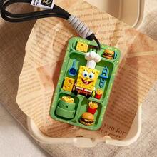 SPONGEBOB 1个海绵宝宝厨师人偶，附带专属迷你美食摊位！芝士块、汉堡、薯条一应俱全，装在一个清新绿色的卡包里，还配有同色编织挂绳。不仅实用，而且可爱又有趣，随时可以带出去玩。 - 查看 9