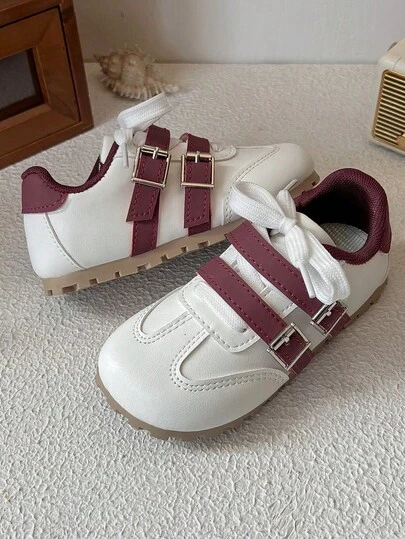 1双2026新款复古休闲儿童运动鞋，特点是“轻便复古、百搭舒适”。