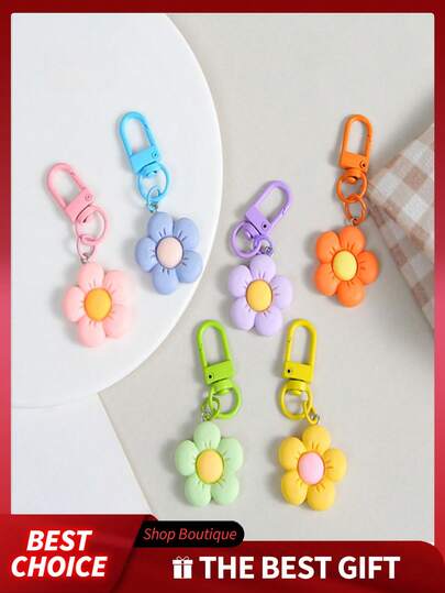 这些精致的花朵吊坠，将春天的气息带到你的指尖。这些甜美舒适的小物件可以用来挂钥匙、背包或耳机盒，无论走到哪里，都能增添时尚气息。适合甜美女孩、酷女孩或职场女性。是送给她的理想礼物。