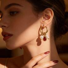 复古金色不锈钢耳环，饰以水滴形宝石和仿珍珠吊坠，优雅女士耳环 - 金色 - 查看 3