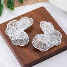 Boucles d'oreilles élégantes et exagérées pour le marché européen et américain, boucles d'oreilles de luxe de niche avec fleurs creuses à gauche et à droite pour femmes - des boucles d'oreilles - Voir 3