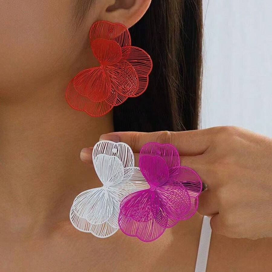 Boucles d'oreilles élégantes et exagérées pour le marché européen et américain, boucles d'oreilles de luxe de niche avec fleurs creuses à gauche et à droite pour femmes - des boucles d'oreilles - Voir 1