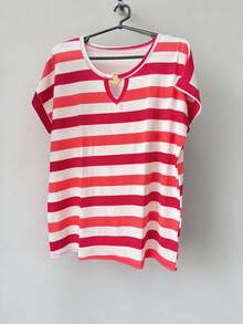 Plus Size Striped Short-Sleeve Blouse - Ring Detail At The Neckline, Comfortable And Modern Design - 玫紅色 - 查看 1
