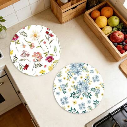 一套完整的圆形印花餐垫，适合春、夏、秋、冬四季使用，采用多色图案设计，100% 聚酯纤维编织而成。尺寸为 14.17 * 14.17 英寸，可机洗。耐热、防污、防水、易清洁，适用于餐桌、节日派对装饰、桌面保护、厨房和客厅装饰以及日常使用。