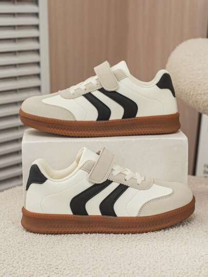 Zapatos para niños y niñas, zapatillas de patinaje con cierre de gancho y bucle antideslizante, ancho amplio de fácil puesta, de cuero transpirable, suela de TPR duradera, plantilla acolchada, puntera anti-colisión, ligeros y cómodos para jugar a diario, regalos ideales para vacaciones