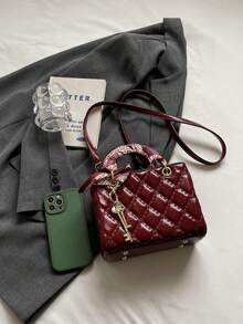 Bolso de mano de piel de poliuretano de unicolor con patrón de rombos y decoración de colgante, bolso de hombro elegante multifuncional para dama, bolso de moda, bolso chic para oficina, trabajo y negocios - Burdeos - Ver 4