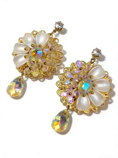 一对奢华复古风耳环，女士款，金色镂空框架，白色珍珠花瓣，虹彩小花，中心虹彩水晶，虹彩水滴吊坠，适合搭配晚礼服、汉服、约会等场合。