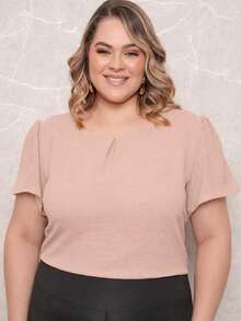ONLYONE - WOMEN'S PLUS SIZE SHORT-SLEEVED PRINCESS BLOUSE WITH PLEATS AT THE NECKLINE - DUNAS  - ELEGANT WOMEN'S BLOUSES (LARGE SIZE) - 乾枯玫瑰色 - 查看 2